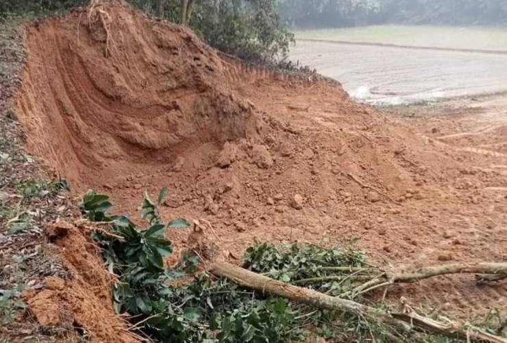 কাপাসিয়ায় মাটি বেচাকেনার রমরমা ব্যবসা