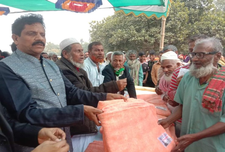 ধামরাইয়ে অসহায় মানুষ ও  শীতার্তদের মাঝে  শীতবস্ত্র বিতরণ