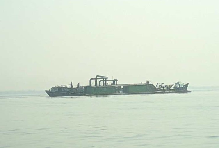 ইাজারার শর্ত লঙ্ঘন করে পদ্মায় বালু উত্তোলন