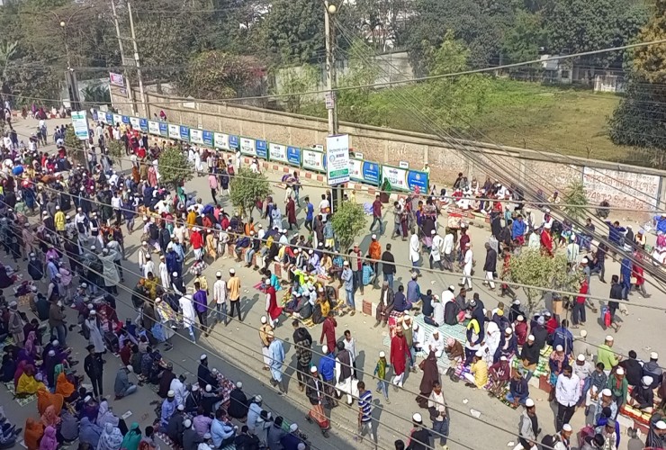 ধর্মপ্রাণ মুসল্লিরা দল বেঁধে ইজতেমা ময়দানে প্রবেশ করছে