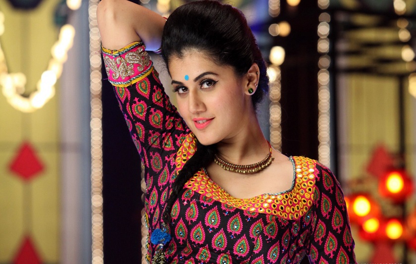 তাপসী পান্নুর বাড়িতে আয়কর কর্মকর্তাদের হানা