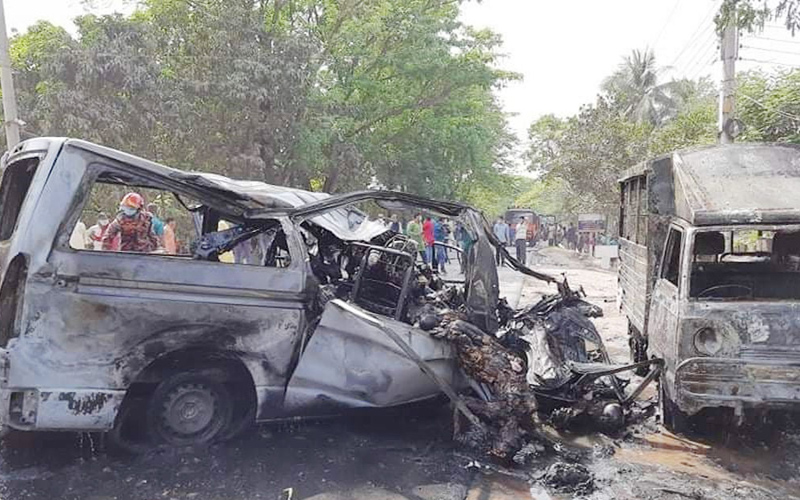 রাজশাহীতে বাস-মাইক্রোবাস-লেগুনা সংঘর্ষে ১৭ জন নিহত