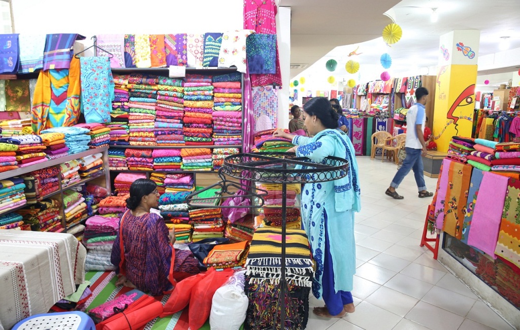 দোকান ও শপিংমল খোলা রাখার সময় এক ঘণ্টা কমল