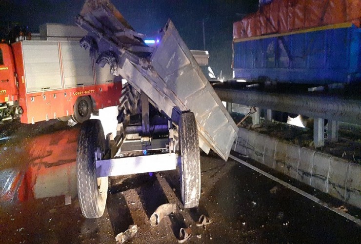 টাঙ্গাইলে বাস নিয়ন্ত্রণ হারিয়ে ল‌রি‌তে ধাক্কা, নিহত ২