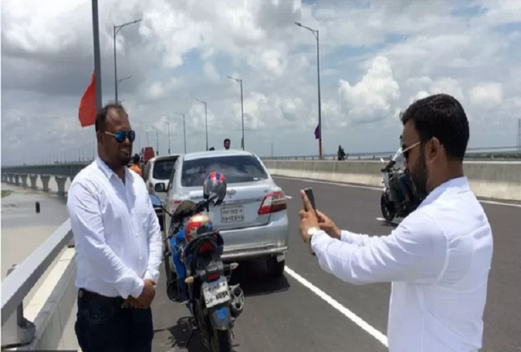 পদ্মা সেতুর ওপর গাড়ি থামিয়ে ছবি তোলার হিড়িক