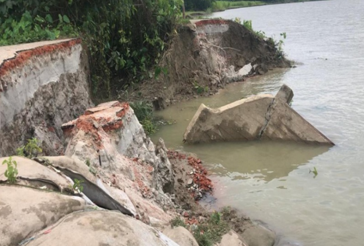 কালকিনিতে কালভার্ট ভেঙে যোগাযোগ বিচ্ছিন্ন