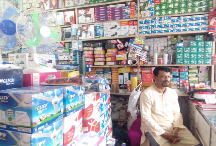 আখাউড়ায় বেড়েছে চার্জার ফ্যান ও লাইটের দাম, বিপাকে ক্রেতারা