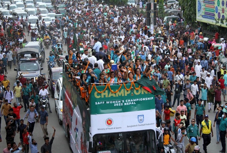 ছাদখোলা বাসে বীরবরণ
