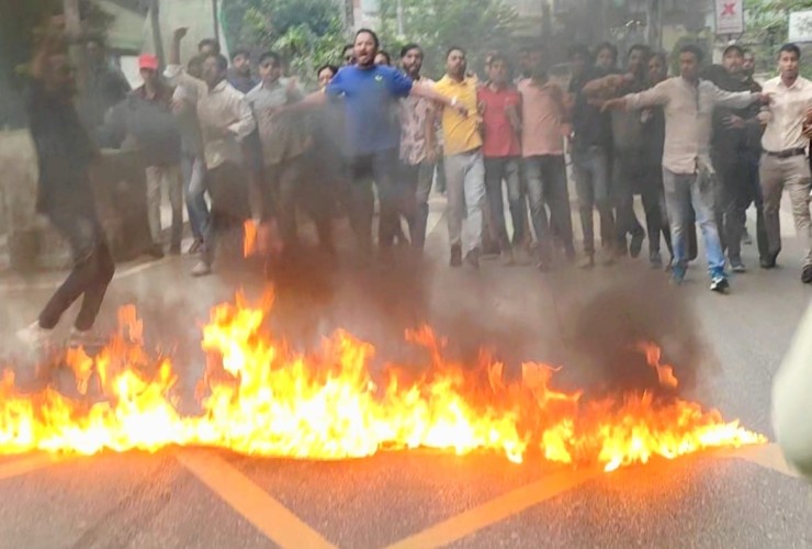 তেজগাঁও শিল্পাঞ্চলে টায়ার জ্বালিয়ে বিক্ষোভ