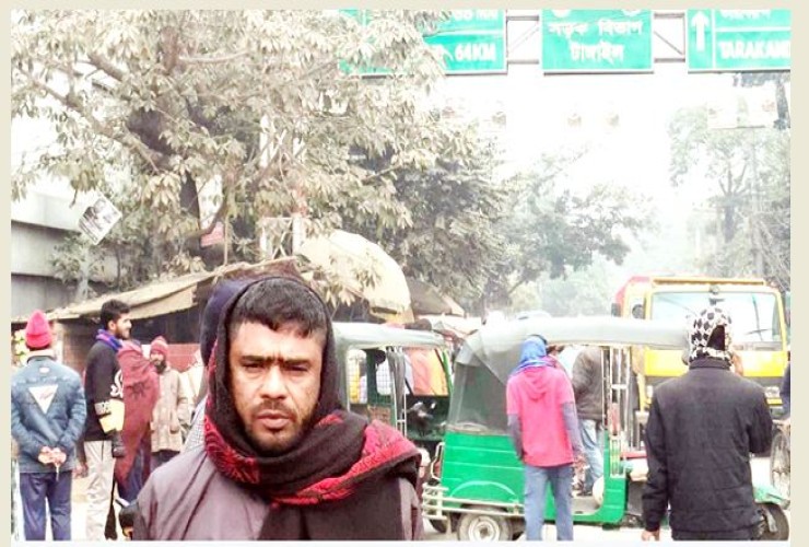 সিএনজি চালকের কাপড় খুলে দাঁড় করিয়ে রাখলেন পুলিশ কর্মকর্তা