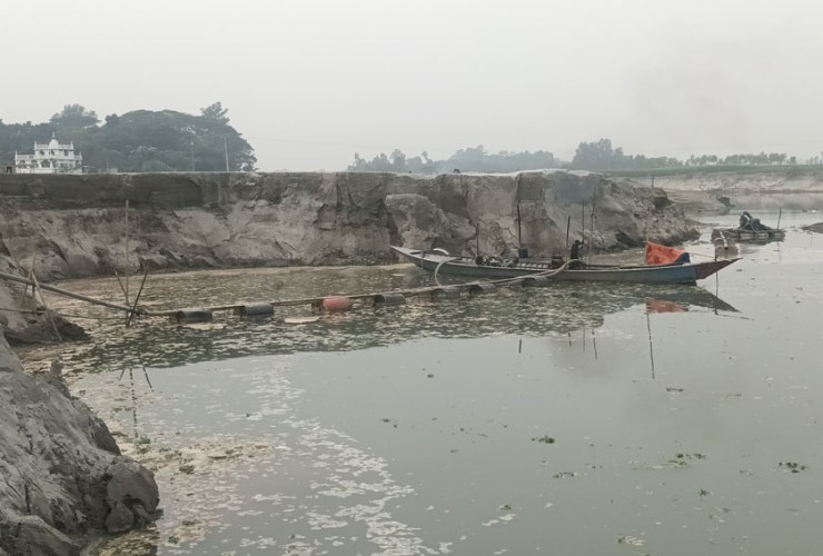 অবৈধ ড্রেজারে চলছে বালু উত্তোলনের মহোৎসব,নীরব প্রশাসন