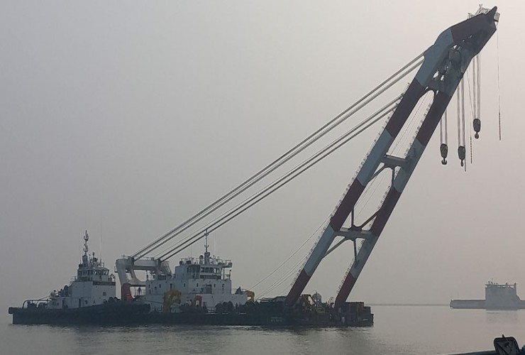 পাটুরিয়ায় ফেরি উদ্ধার কাজে উদ্ধারকারী জাহাজ পত্যয়