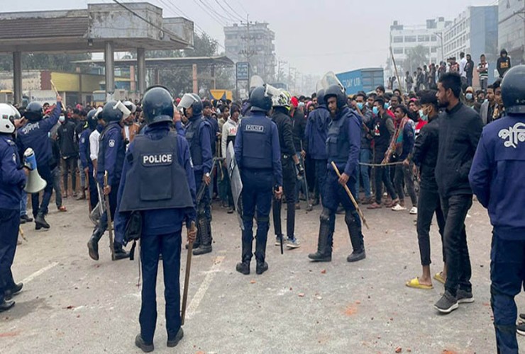 গাজীপুরে শ্রমিক-পুলিশ ধাওয়া-পাল্টা ধাওয়া