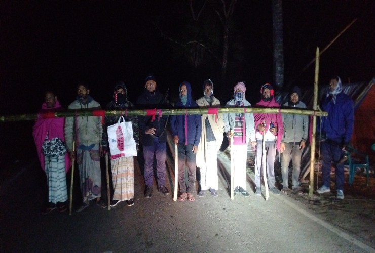 ঈশ্বরদীতে গরু চুরি ঠেকাতে গ্রামবাসীরা সড়কে বসিয়েছেন চেকপোস্ট