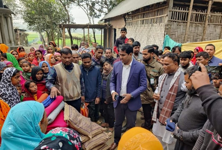 বাসা চাপায় নিহত খানসামার দুই ভ্যানচালকের বাড়িতে শোকের মাতম