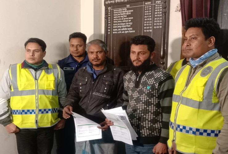 চিলাহাটিতে টিকিট কালোবাজারি চক্রের দুই সদস্যকে আটক