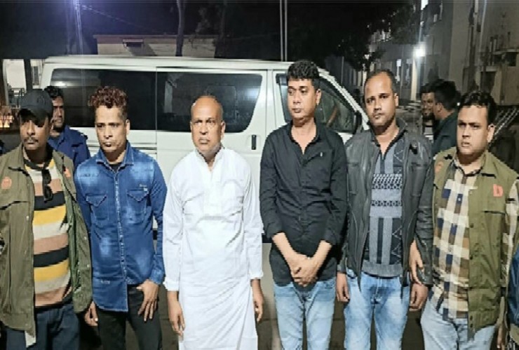 যশোরে একাধিক মামলার আসামী কাউন্সিলর টাক মিলনসহ গ্রেফতার-৪