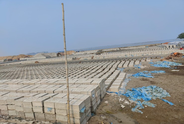 উপকুলীয় বেঁড়ীবাঁধ রক্ষায় বসানো হচ্ছে কংক্রিটের সিসি ব্লক