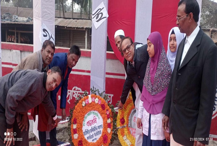 পঞ্চগড় : শহীদ মিনারে প্রথম পুস্পস্তবক অর্পণ