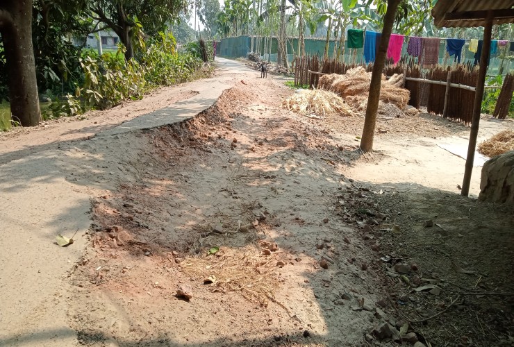 পবায় রাস্তার বেহাল দশা, ভোগান্তিতে হাজারো মানুষ