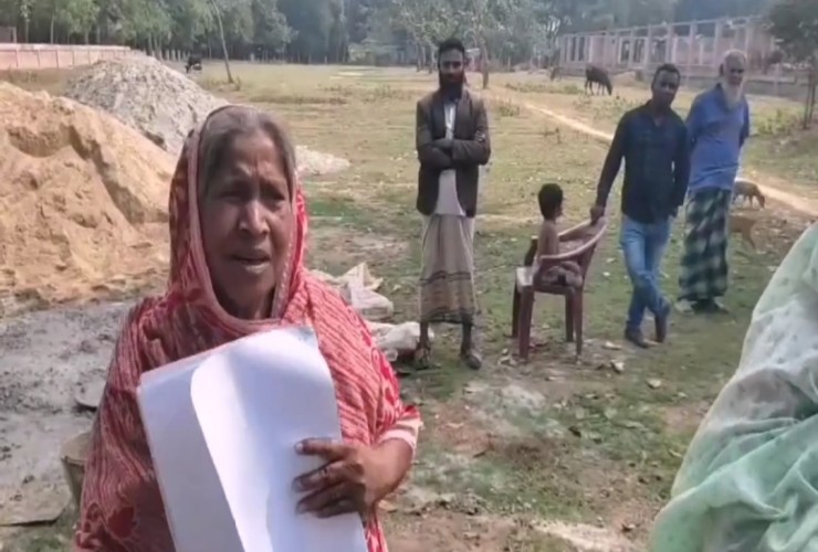 শ্রীপুরে অসহায় নারীর জমি দখল,ঘুরছেন দ্বারে দ্বারে