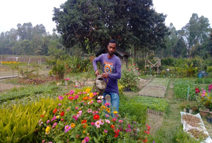 নার্সারী শিল্পেই স্বাবলম্বী সীতাকুণ্ডের রাজন