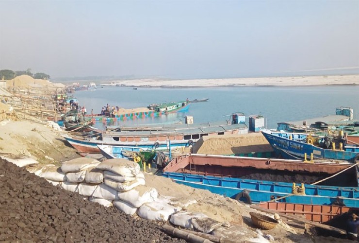 নাব্যতা সংকটে চিরচেনা রূপ হারাচ্ছে দৌলতদিয়া-পাটুরিয়া নৌরুট
