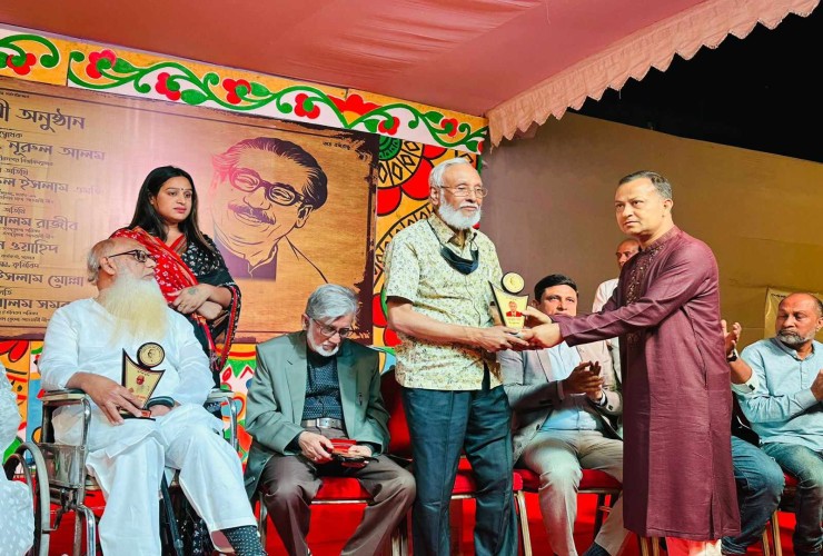 সাভারে গুণীজনদের মাঝে “সাংবাদিক ওয়াসিল উদ্দিন স্মৃতি পদক-২০২৪”প্রদান