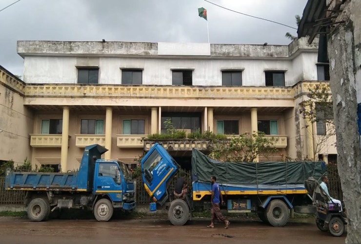 আদালতের নির্দেশ অমান্য করে সড়ক ইজারা দিচ্ছে লালমোহন পৌরসভা!