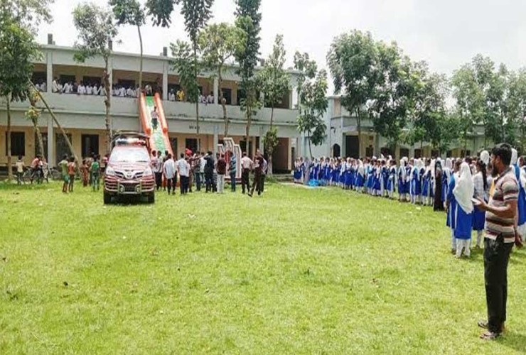 হিজাব না পরা শিক্ষার্থীদের চুল কেটে দেওয়া শিক্ষিকা বরখাস্ত