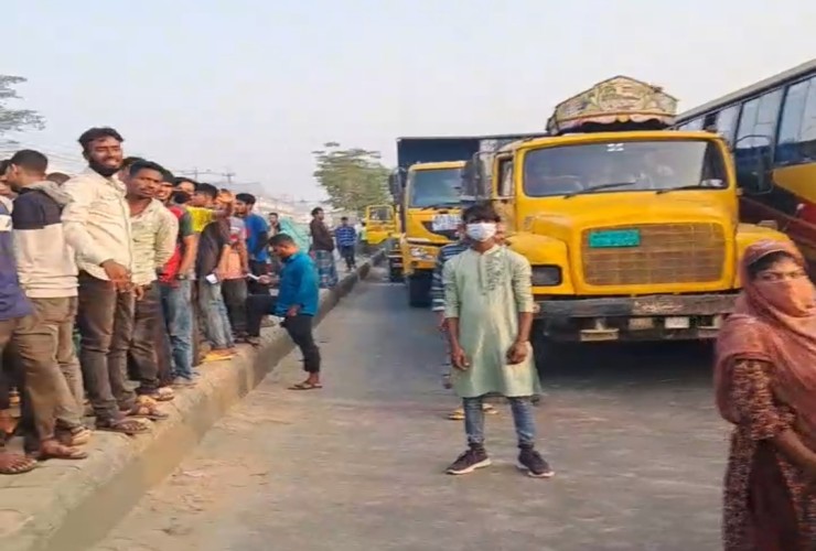 শ্রীপুরে পোশাক শ্রমিকদের অবরোধে ঢাকা-ময়মনসিংহ মহাসড়কে দীর্ঘ যানজট