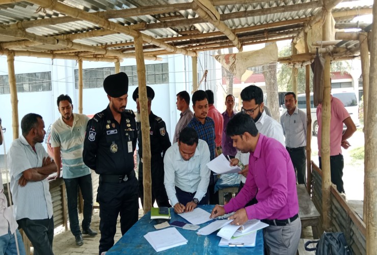 জয়পুরহাটে বিআরটিএ ও পাসপোর্ট কার্যালয়ে অভিযান, পাঁচ দালালের কারাদণ্ড