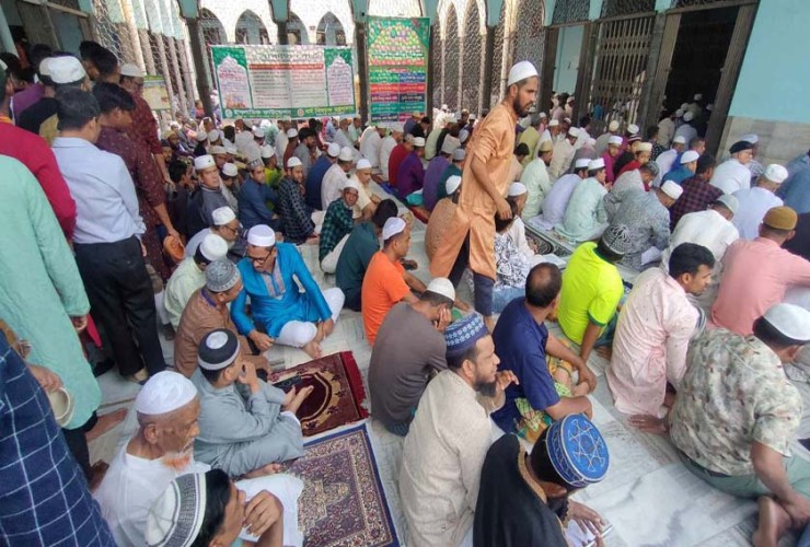 রমজানের প্রথম জুমায় বায়তুল মোকাররমে মুসলিম উম্মাহর জন্য দোয়া